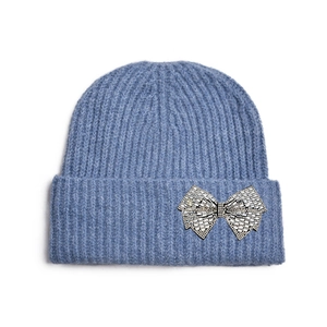 Détail d'un bonnet en tricot bleu avec un nœud en strass étincelant sur le revers plié