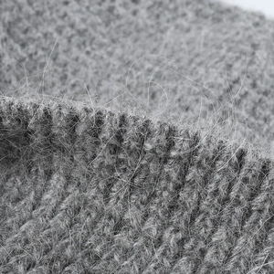 Bonnet en tricot gris d'hiver avec texture en fourrure de lapin et maille côtelée