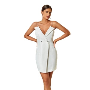 Elegante abito blazer bianco con bottoni a doppiopetto e spalline a catenella