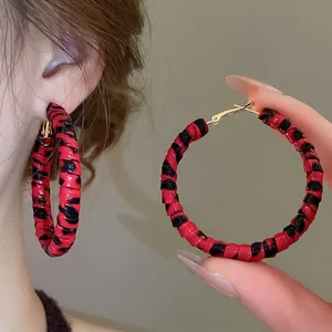 Boucles d'oreilles créoles tendance en cuir imprimé léopard rouge et noir avec fermoir doré