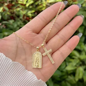 Makroaufnahme von Goldanhänger mit Jungfrau Maria Relief und funkelndem Kristallkreuz