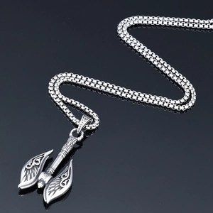 Vue détaillée du pendentif hache double viking avec relief celtique sur miroir noir