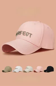 Détail de casquettes de baseball multicolores avec broderie en fil doré en relief