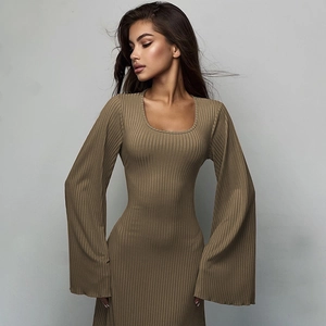 Dettaglio di un abito in maglia marrone con scollo a quadrato e ampie maniche a campana