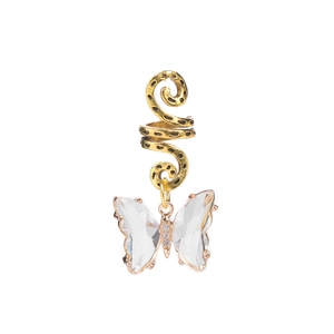 Détail de l'anneau de cheveux en spirale dorée avec pendentif papillon en cristal clair