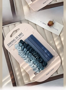 Detail von blauen Macaron-Haargummis auf Displaykarte für verschiedene Haartypen