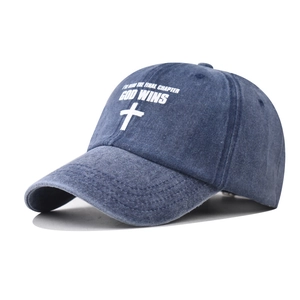 Détail de l'imprimé croix et texte sur la casquette en coton bleu délavé