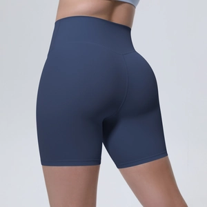 Détail macro du short de fitness taille haute avec tissu respirant et effet galbant fessier