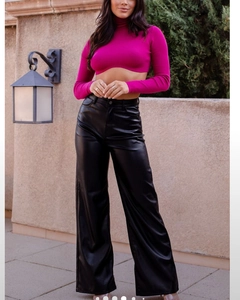 Detailansicht der schwarzen Kunstlederhose mit hoher Taille und glänzendem Finish