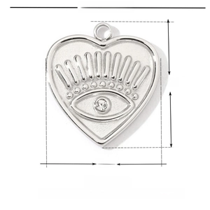 Vue détaillée du pendentif cœur argenté avec relief œil et incrustation de strass