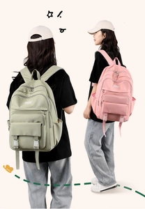 Dettaglio di zaini scolastici grandi in rosa e verde con fibbie laterali regolabili
