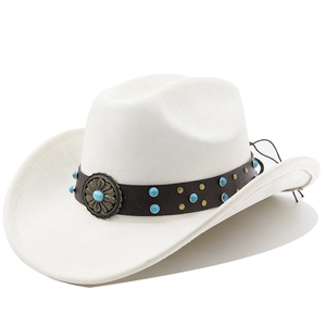Détail d'un chapeau de cowboy blanc avec ruban en cuir, perles turquoise et rivets métal