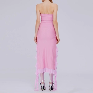 Détail de la robe rose bustier montrant l'ourlet à volants et la fente haute vue de dos