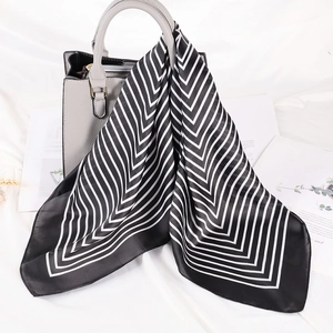 Elegante foulard in seta satinata 70cm con strisce chevron bianche e nere su borsa