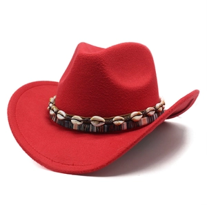 Détail du chapeau en laine rouge avec bande ethnique en coquillages et tissage