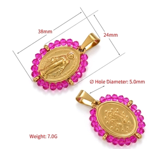 Ciondolo ovale religioso placcato oro 18 carats con rilievo e perline rosa su sfondo bianco