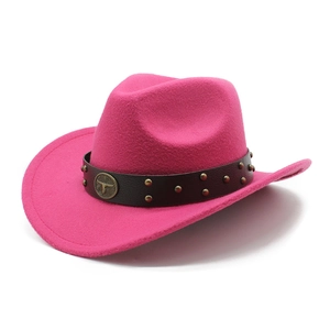 Détail du chapeau de cowboy avec bande en cuir, clous et logo tête de taureau
