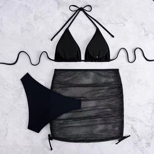 Vue détaillée à plat d'un bikini trois pièces noir avec jupe en mesh à cordon