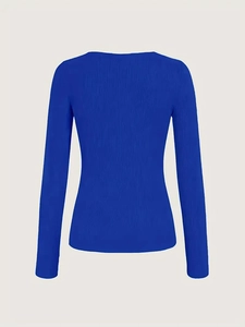 Dettaglio del tessuto a maglia a coste blu a maniche lunghe e cuciture sul retro