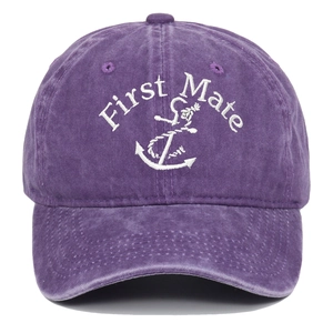 Gros plan de la broderie First Mate blanche sur une casquette en coton violet délavé
