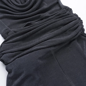 Vista dettagliata del tessuto a maglia grigio scuro con eleganti dettagli arricciati