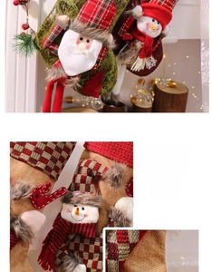 Detailansicht der 3D-Nikolaus und Schneemann Socken mit Karomuster und Aufhängeschlaufe