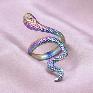Vue macro d'une bague serpent arc-en-ciel en acier titane avec texture d'écailles