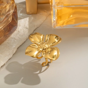 Eleganter goldener Blumenring mit verstellbarem Band und polierten Blütenblättern