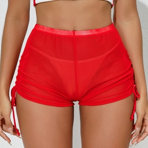 Détail du short rouge en maille à taille haute avec cordons de serrage latéraux réglables