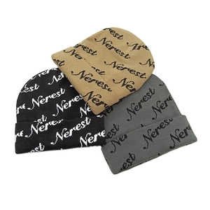 Tre berretti invernali nei colori nero marrone e grigio con motivi Nerest lavorati a maglia