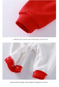 Detail von Rippbündchen und Druckknopfschritt an einem weichen Baby-Fleece-Einteiler