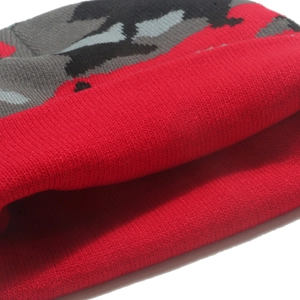 Bonnet en maille camouflage rouge et gris avec motif côtelé pour l'hiver froid