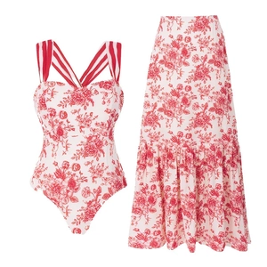 Dettaglio del costume da bagno floreale con gonna lunga coordinata e spalline a righe