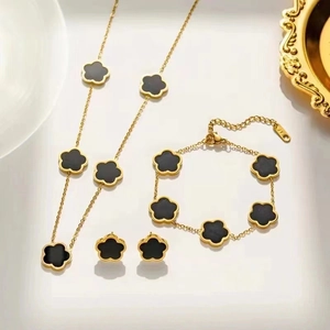 Parure élégante en acier titane doré avec fleurs à cinq pétales noires et collier