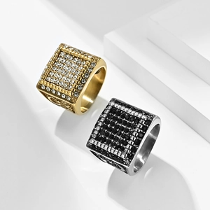 Dettaglio di anelli a sigillo quadrati con pavé di diamanti e incisioni stile vintage