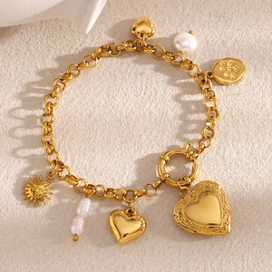 18K gold plated stainless steel bracelet with heart charms and irregular pearls
