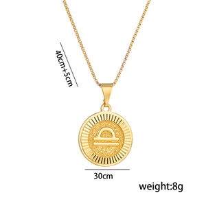 Vue détaillée du pendentif Balance doré avec chaîne de 40+5cm et dimensions indiquées