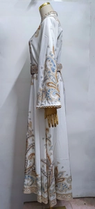 Vue détaillée d'une robe longue blanche à motif paisley avec ceinture assortie à la taille