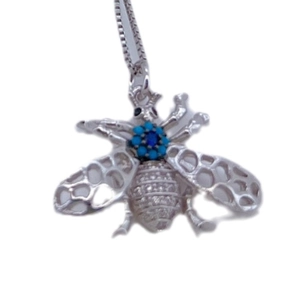 Collana con ciondolo ape in argento con pietre blu e ali traforate su sfondo bianco