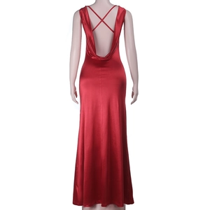 Detailansicht eines roten rückenfreien Satin-Maxikleids mit gekreuzten Spaghettiträgern