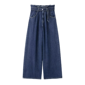 Jean bleu foncé taille haute à jambes larges avec ceinture assortie sur fond blanc