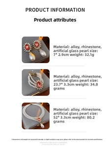 Détail d'un ensemble de bijoux en perles vintage multicouches avec fleurs en strass