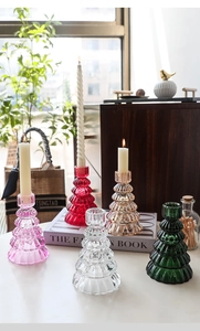 Dettaglio di portacandele in vetro colorato a forma di albero di Natale decorativo