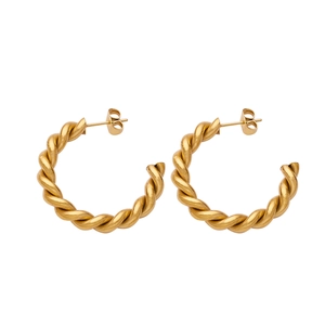 Boucles d'oreilles créoles torsadées en C plaquées or 18 carats sur fond blanc immaculé