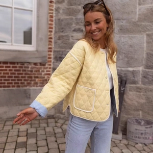 Women Polyester Quilted Jacket Diamond Pattern Round Neck Contrast Trim Striped Lining Padded Outwear Pockets