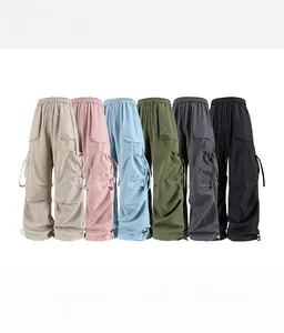 Vista dettagliata dei pantaloni cargo in sei colori con grandi tasche e coulisse in vita