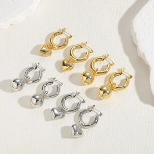 Set di orecchini a cuore e sfera lucidi in finitura oro e argento stile minimalista