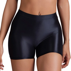 Dettaglio degli shorts neri lucidi a vita alta con trama in tessuto elastico setoso