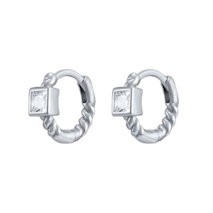 Dettaglio di orecchini a cerchio in argento 925 con texture intrecciata e zircone