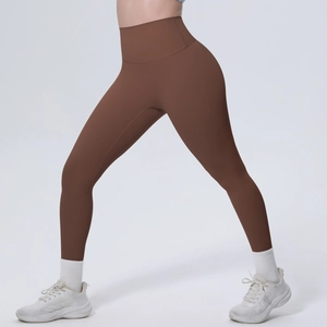 Detailansicht der schokobraunen High-Waist Yoga-Leggings mit Fokus auf Stretch und Textur